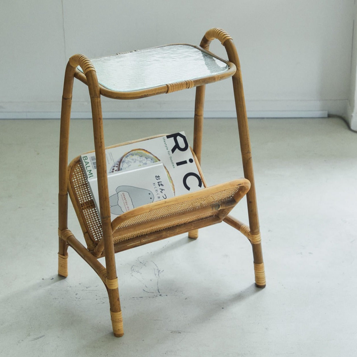 【美品】 JUGLAS (ユグラ)ラウンドサイドテーブル ラタン 籐 サイドテーブル JUGLAS ユグラ ラウンド｜インテリア・家具｜ロー