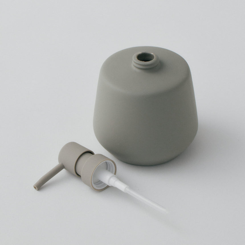 マットな質感のソープディスペンサー 液体タイプ/陶器