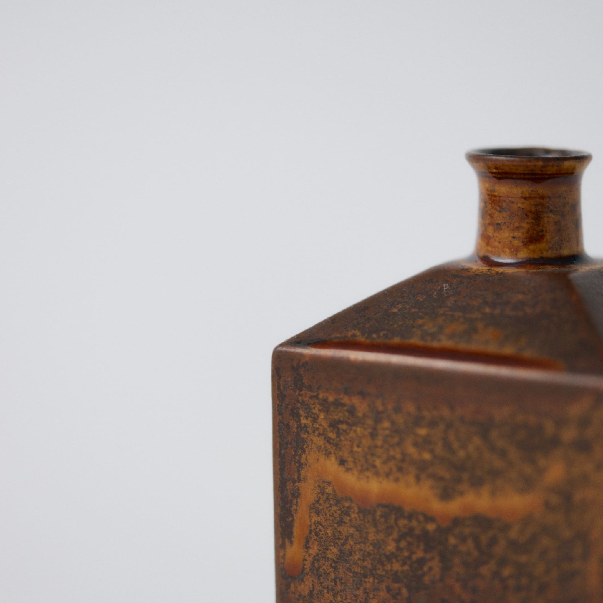 浅井庸佑 角瓶|錆釉