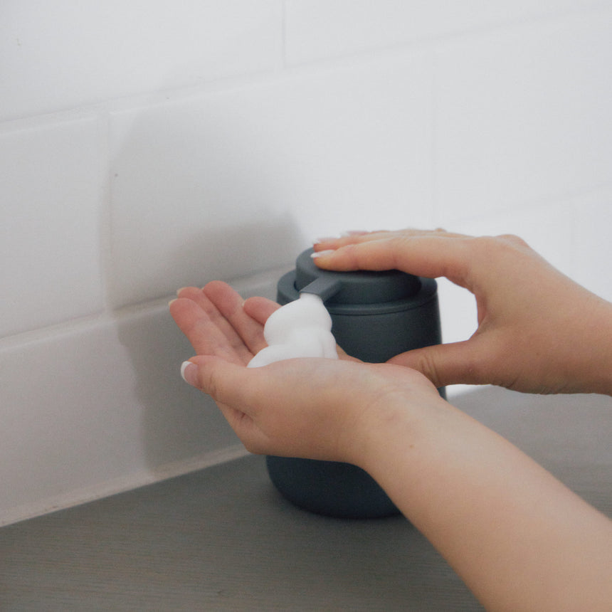 マットな質感のソープディスペンサー 泡タイプ/陶器