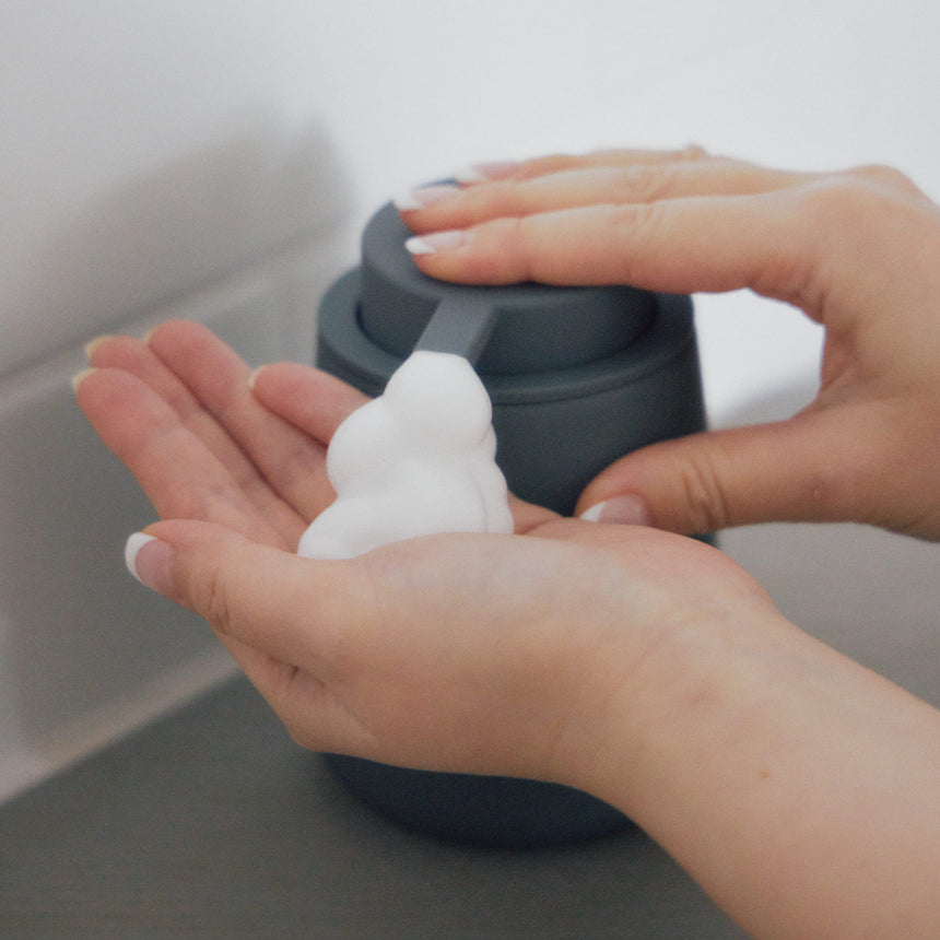 マットな質感のソープディスペンサー 泡タイプ/陶器