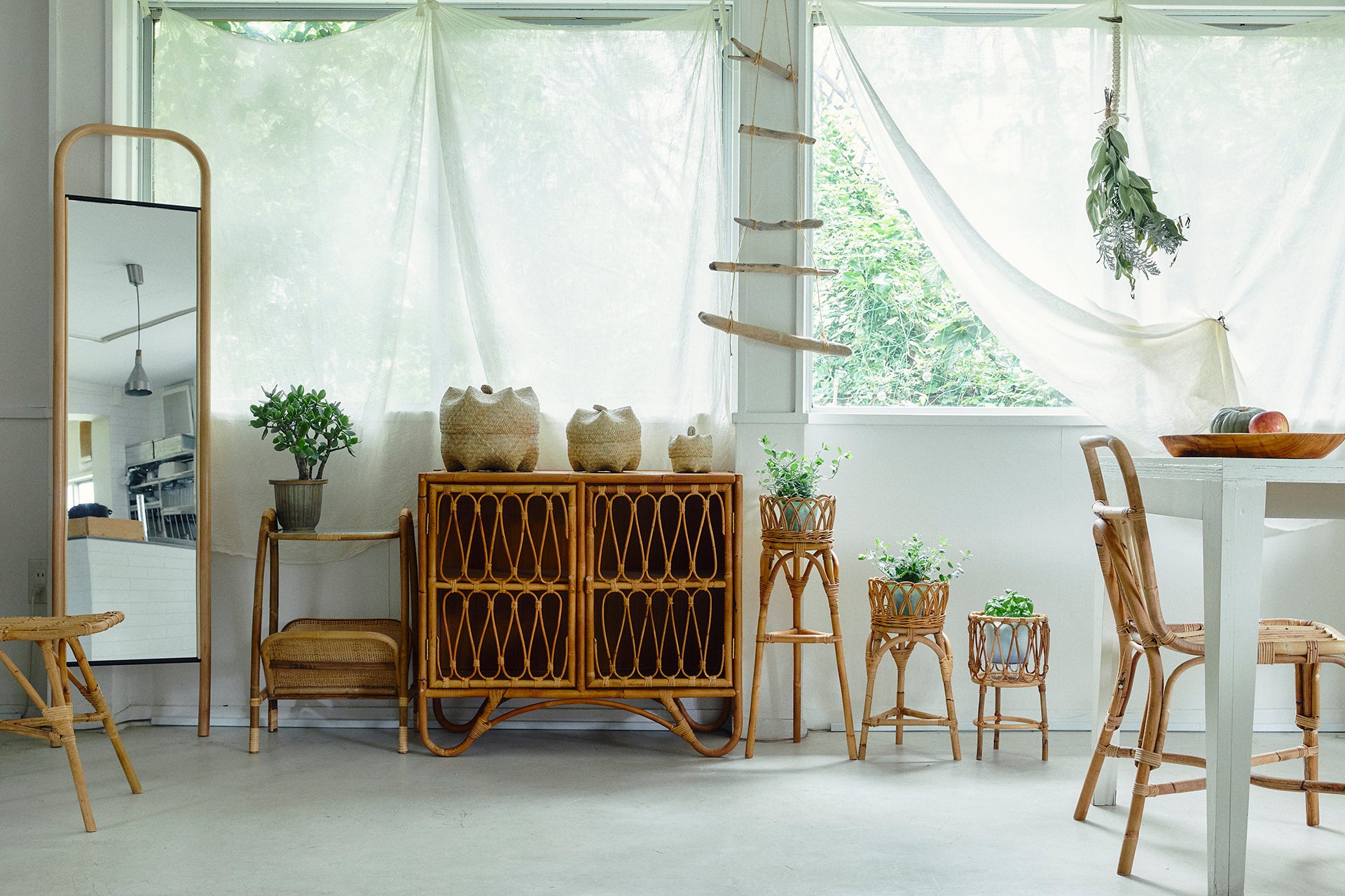 気になるアイテムは今が狙い目！ラタンの家具から、レトロで可愛い食器まで。夏の人気アイテムを中心としたセールを開催します