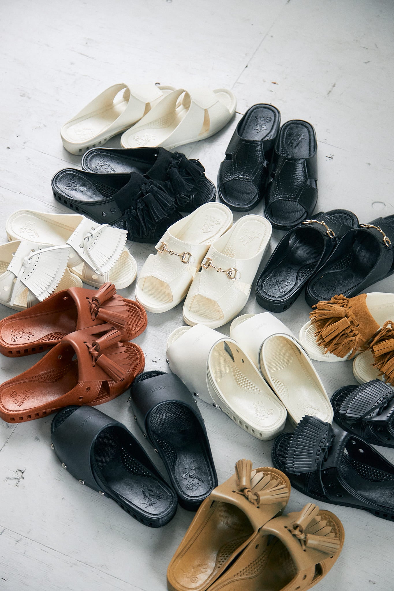 あの「便所サンダル」を普段使いに。お洒落に仕立てられた「BENSAN」をこの夏の相棒に迎え入れませんか？