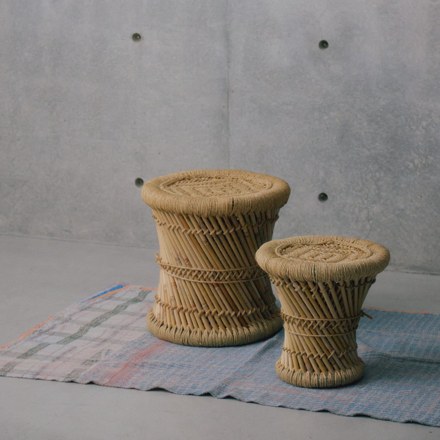 自由自在な「2個セット」の魅力。REED STOOLで広がるインテリアの楽しみ方