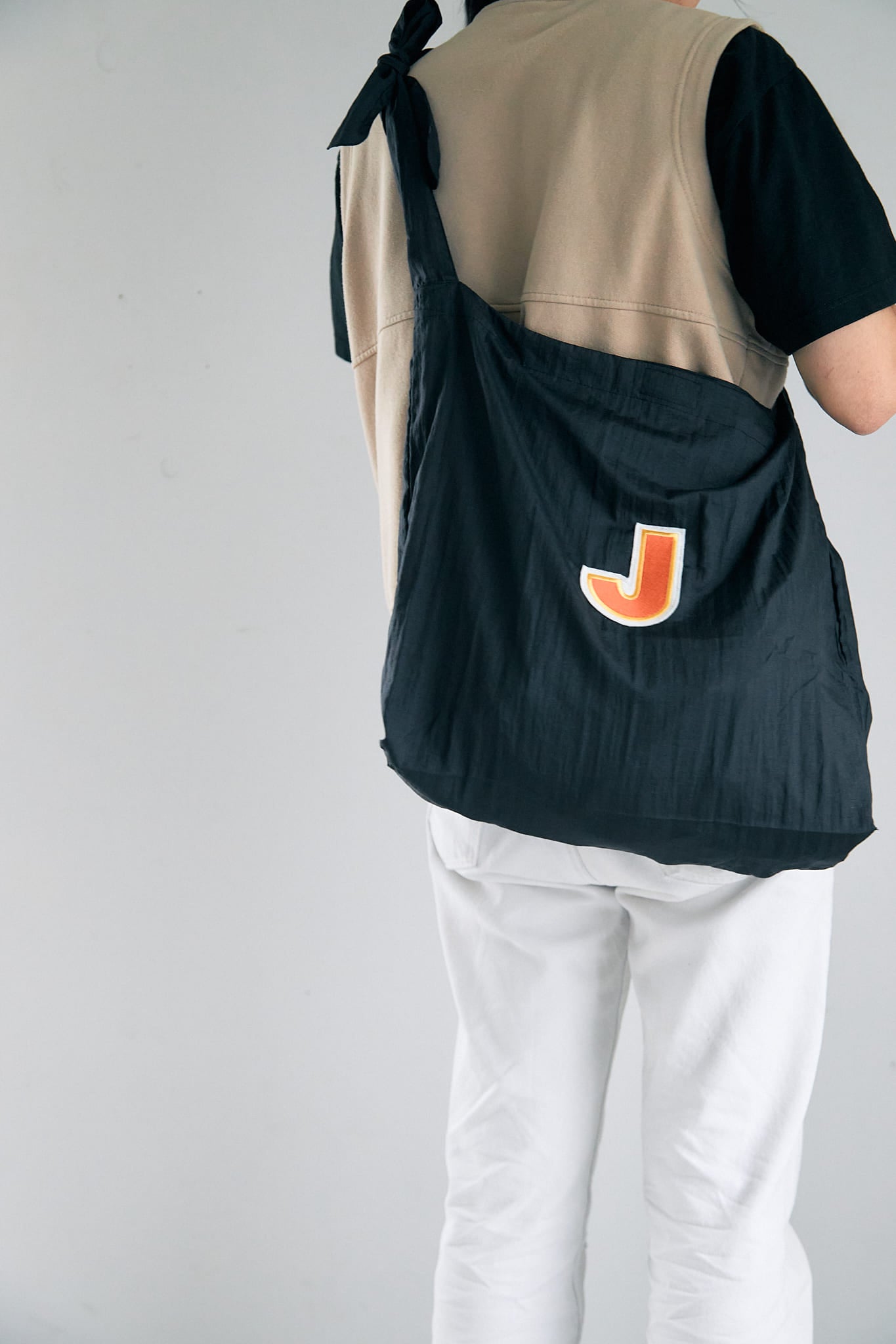 大容量かつ丈夫で、アウトドアシーンやフェスでも大活躍！　遊び心溢れる「1/2HALF」のナイロンバッグとコインケース