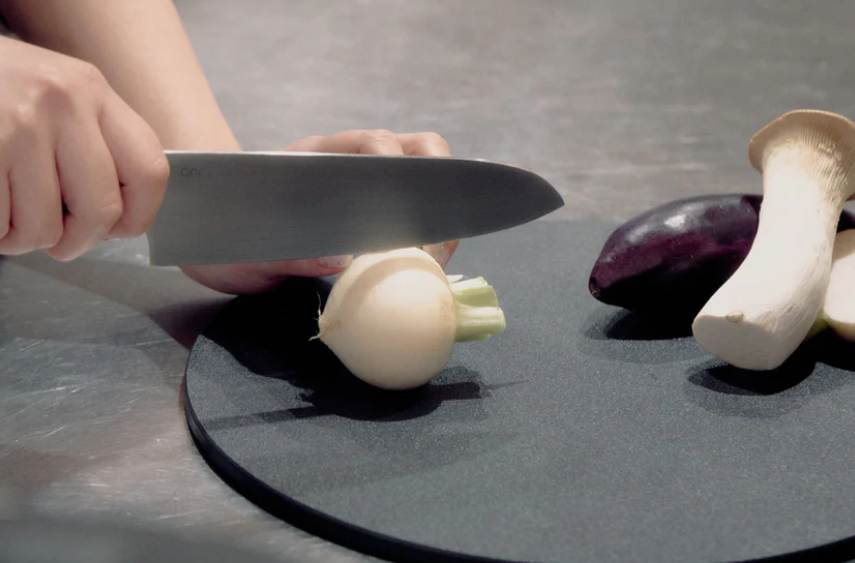 職人技術が詰まった「衛生的で機能的なまな板」と「消耗品でなくなるスポンジ」