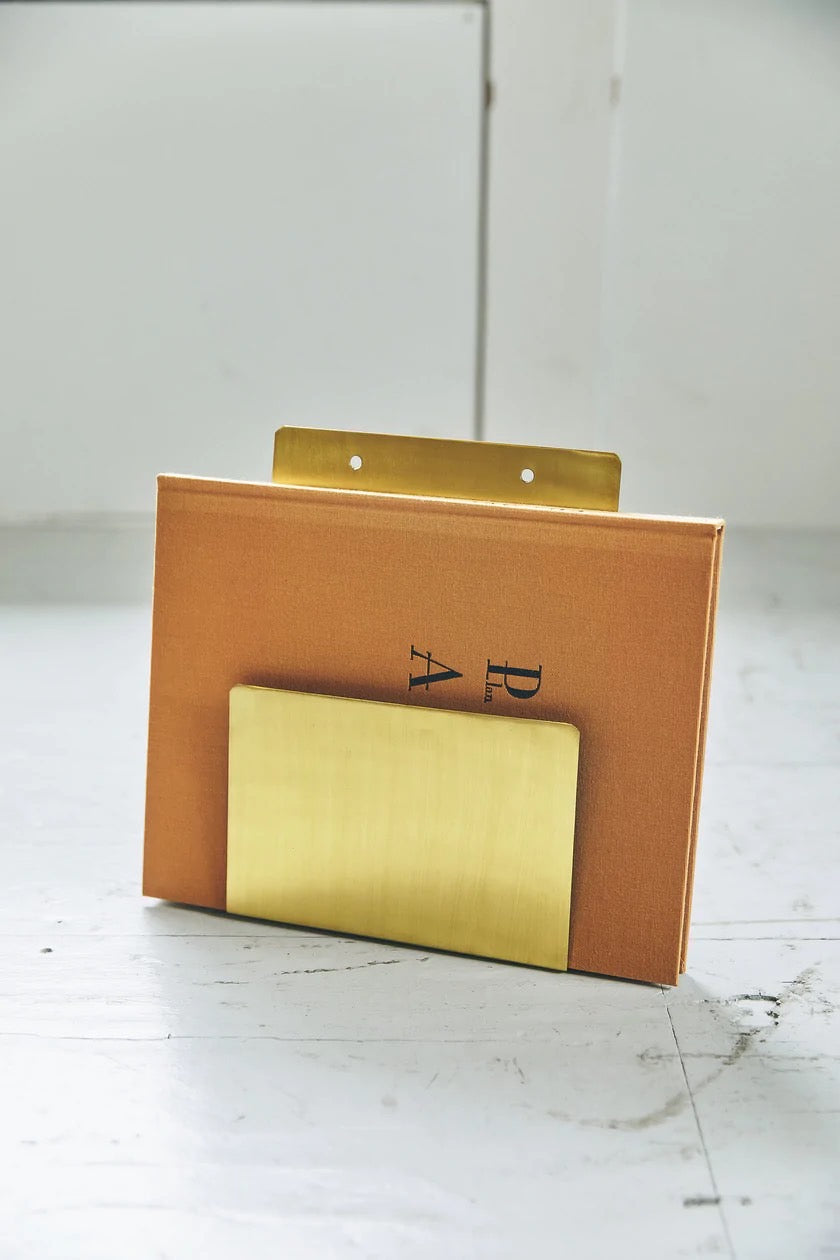 秋はゆったり、読書の時間を楽しみたい。目を優しく労わるライトから、お洒落なブックスタンドまで。読書時間をワンランクアップさせるアイテムをご紹介します