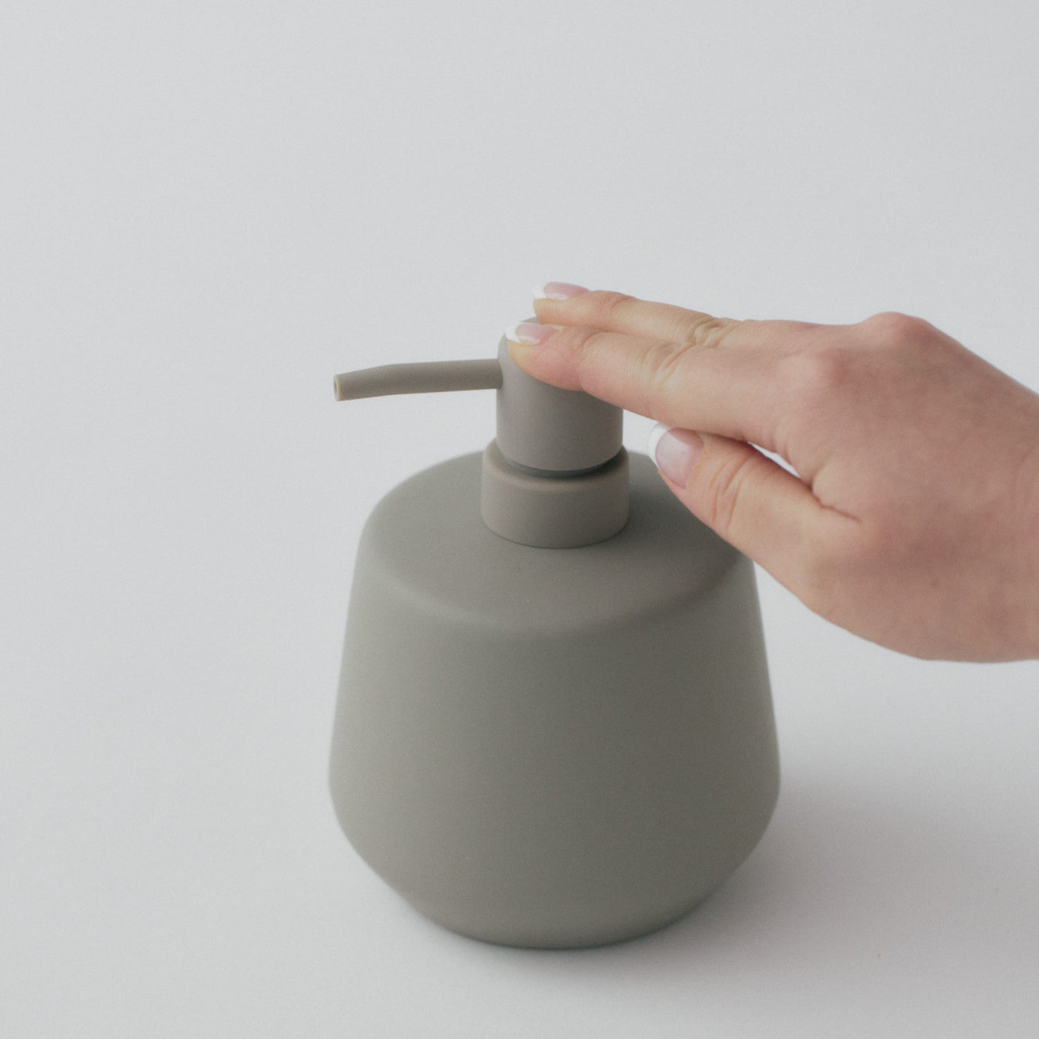 マットな質感のソープディスペンサー｜液体タイプ