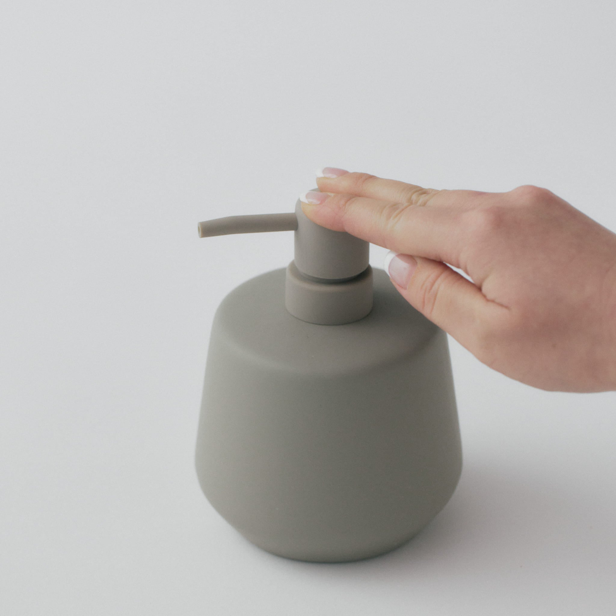 マットな質感のソープディスペンサー｜液体タイプ