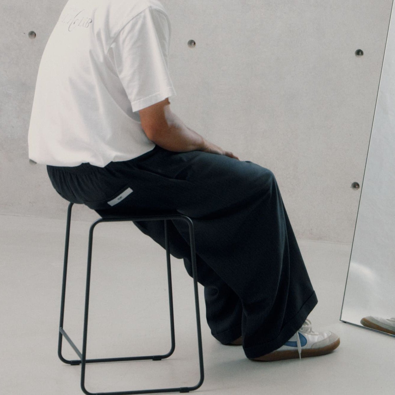 KUROSHIRO スツール