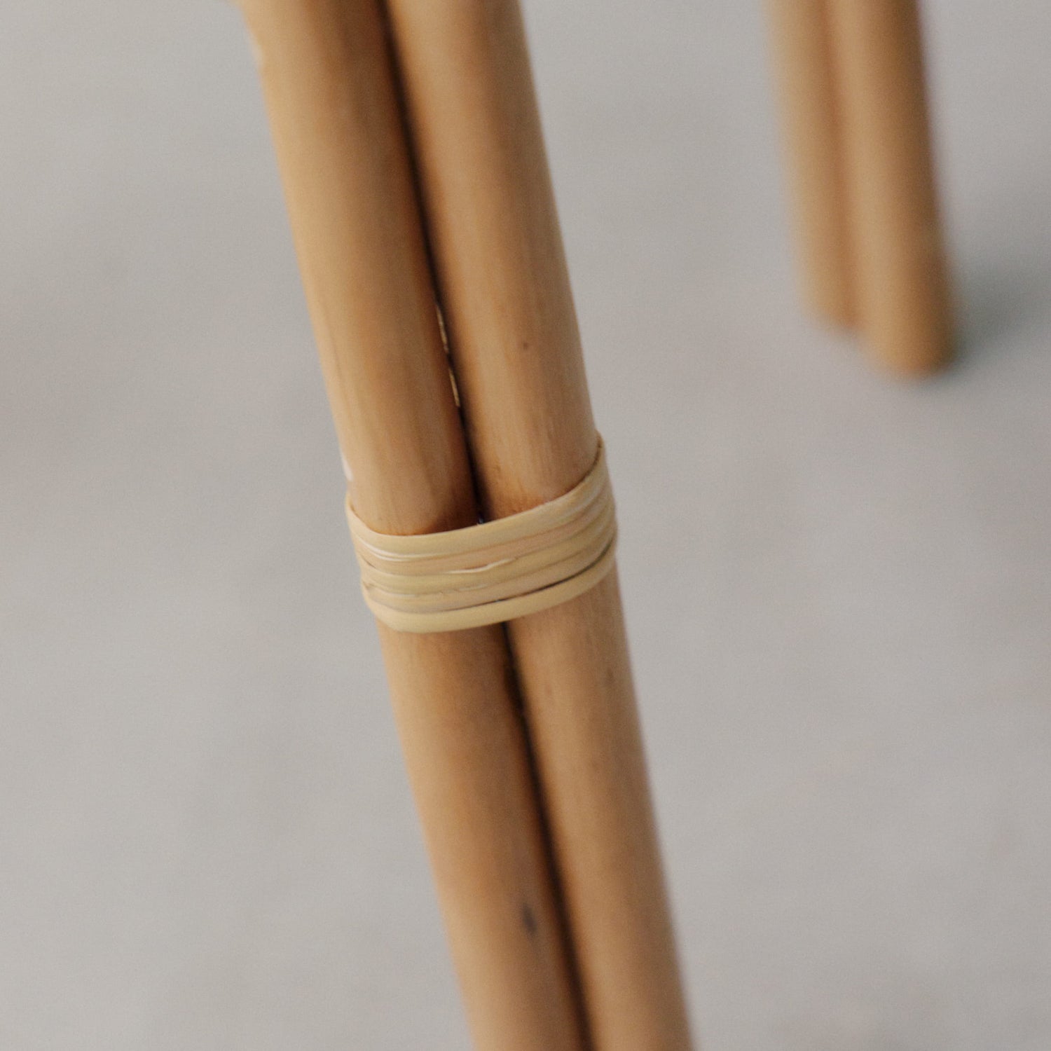 ラタン三角スツール