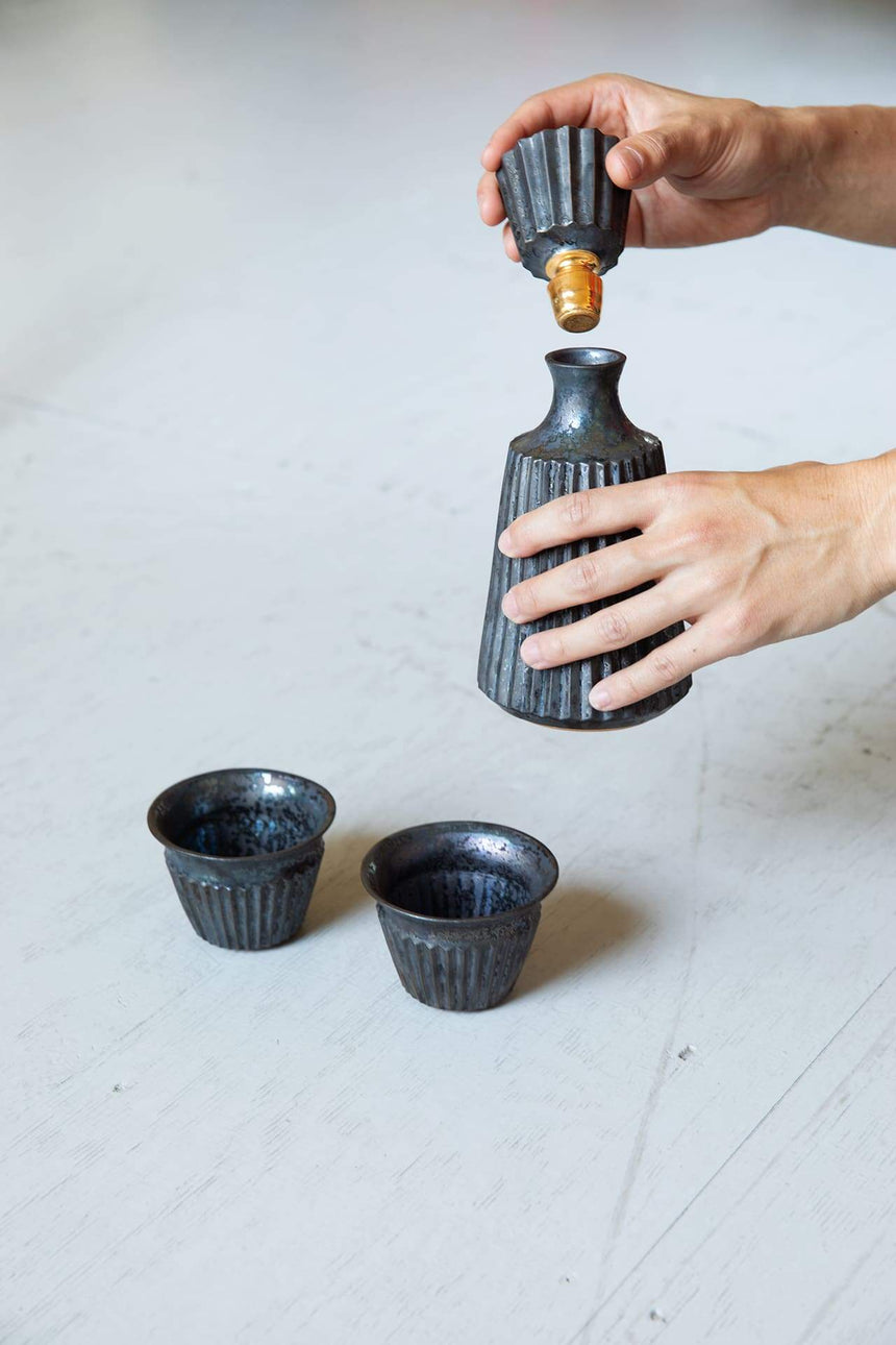 【受付終了】ゆっくり語らえる酒器セット ?decanter sake cup and bottle -黒煌-