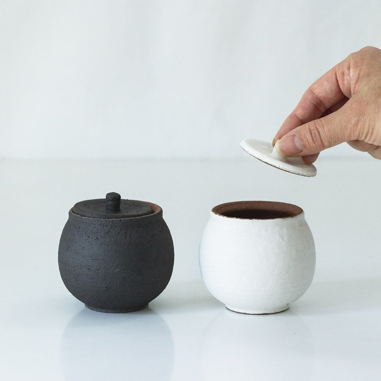 壺　瓶　日本骨董品　漬物瓶　味噌瓶　塩瓶　オブジェ　置物 塩壺（大） – JINNAN HOUSE